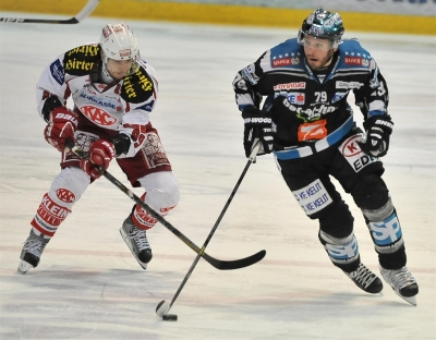 eishockey-black-wings-linz-vs-kac-22.03.2013-gregor-baumgartner-vs-raphael-herburger.jpg